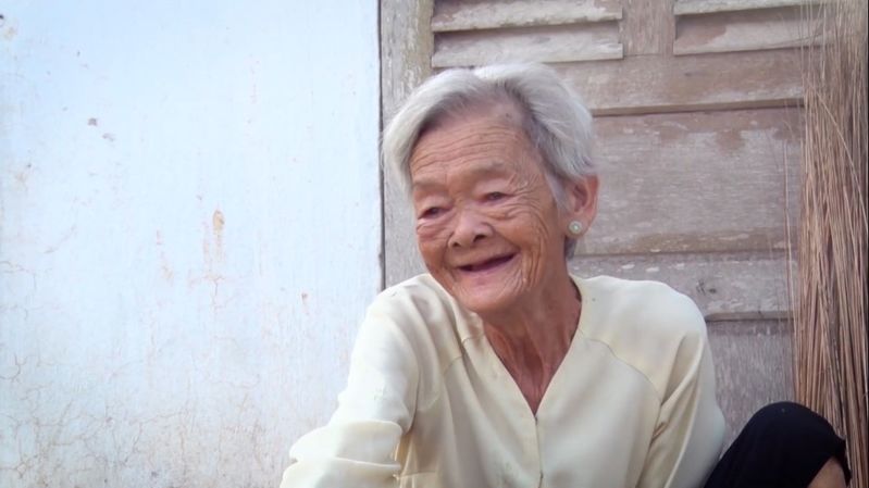 Cụ bà U80 leo cây hái dừa thoăn thoắt, tuy nghèo nhưng luôn nở nụ cười