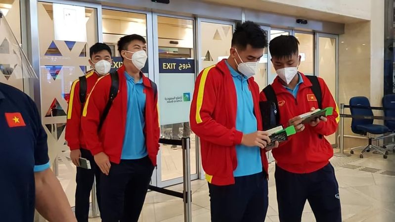 Dàn cầu thủ ĐTVN về nước: Duy Mạnh vừa đi vừa ngáp thấy mà thương