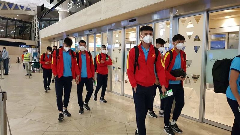 Dàn cầu thủ ĐTVN về nước: Duy Mạnh vừa đi vừa ngáp thấy mà thương