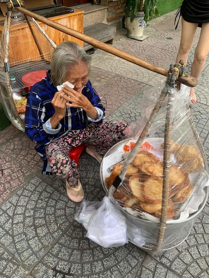 Bà cụ tóc bạc vẫn phải gánh nặng mưu sinh nhìn rơi nước mắt