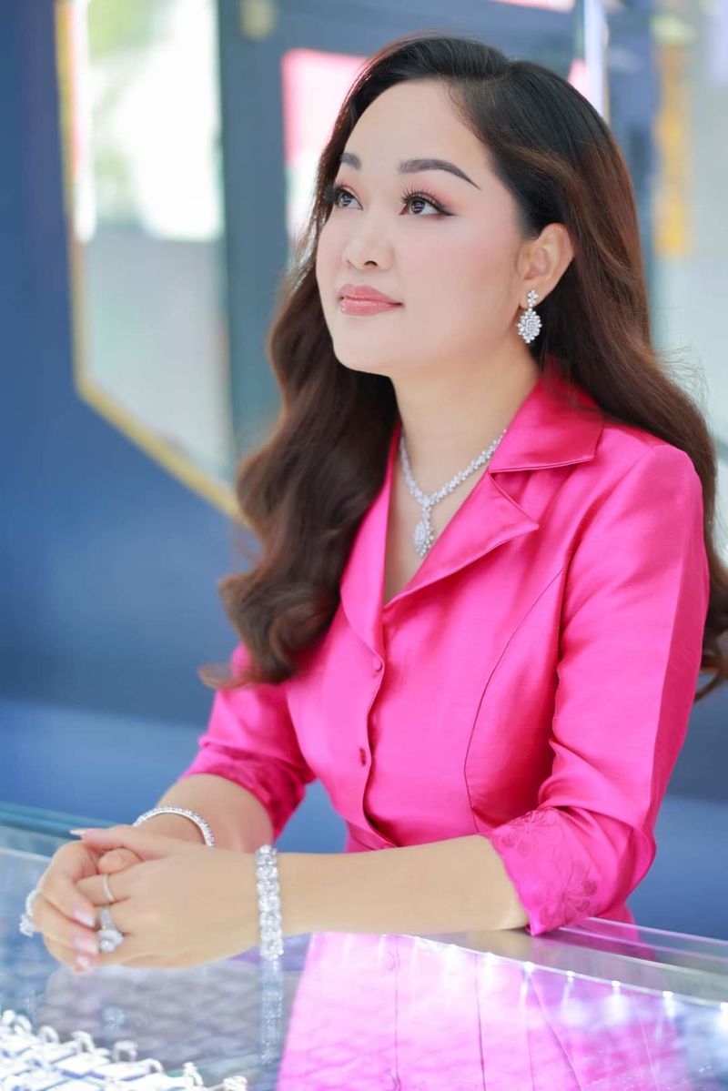 Cô gái vàng trong làng làm dâu: Mẹ chồng không cho động móng tay