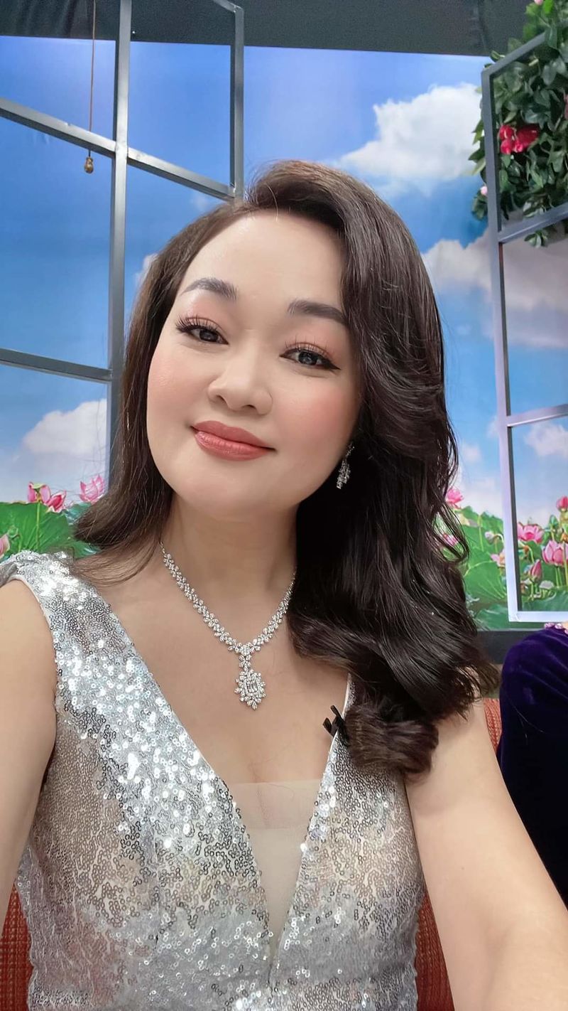Cô gái vàng trong làng làm dâu: Mẹ chồng không cho động móng tay