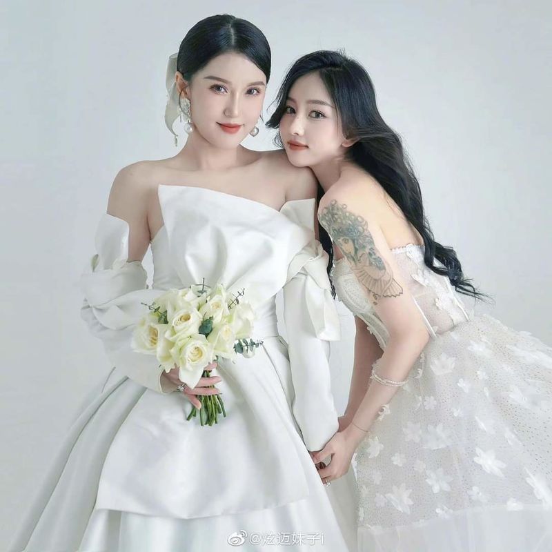 Bà mẹ xì tin chụp hình cùng con gái mà cứ ngỡ là đôi bạn thân