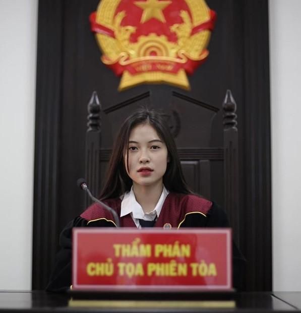 Khi hotgirl thẩm phán gieo thương nhớ: In4 được CĐM săn lùng