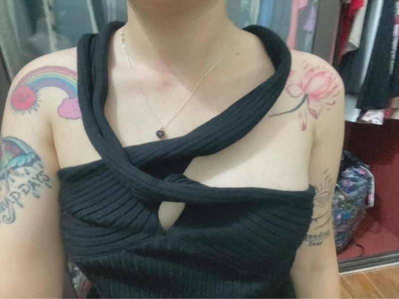 Cô gái chốt đơn áo hotgirl, hàng về tay nhìn khóc không thành tiếng
