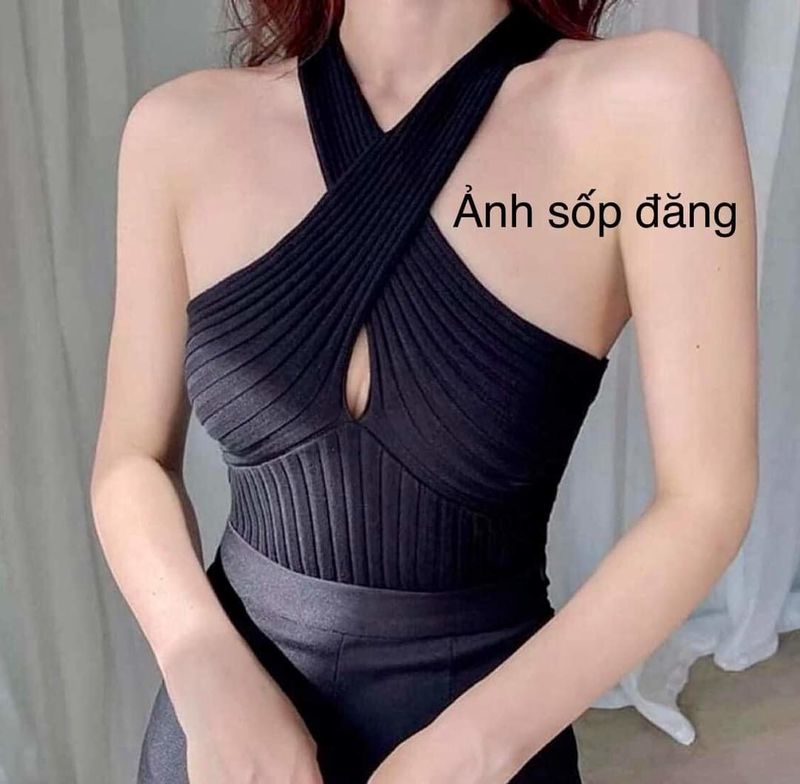 Cô gái chốt đơn áo hotgirl, hàng về tay nhìn khóc không thành tiếng