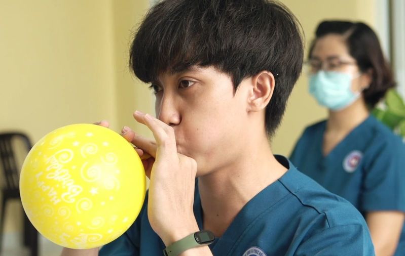4 bài tập phục hồi chức năng phổi hậu Covid-19: Thở mím môi, thổi bóng