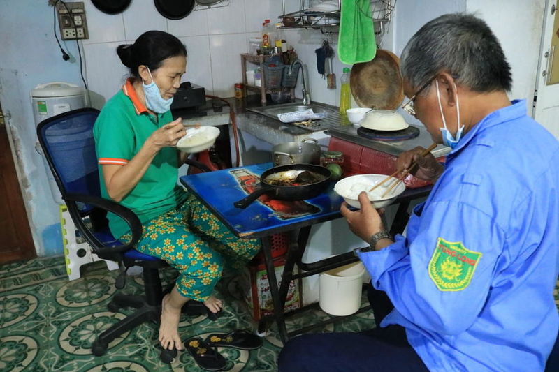 Vợ chồng ông Vinh sống trọ trong căn nhà nhỏ ở quận Tân Phú (Ảnh: Thanh niên)