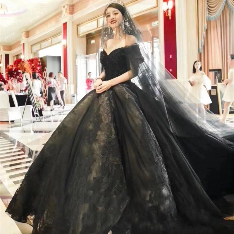 Những mẫu váy cưới màu đen đẹp đến sững sờ