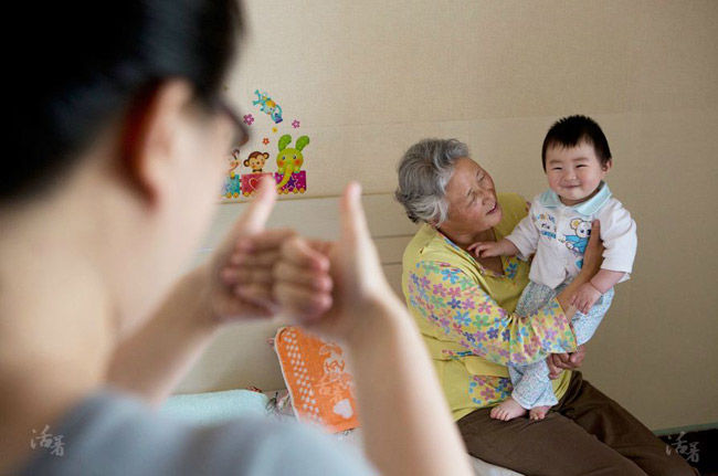 Gia đình: Ông bà giúp con cái chăm cháu sẽ sống lâu hơn những người cao  niên khác