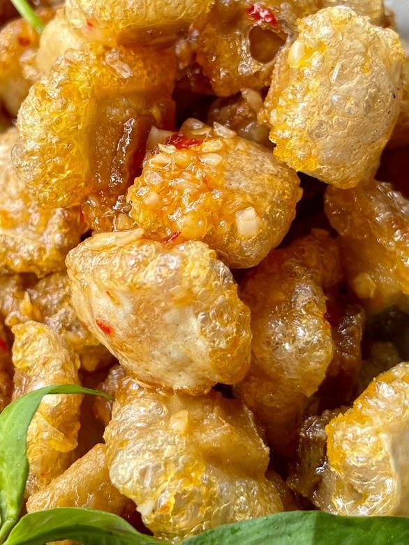 Ông Tây mê mệt món tóp mỡ Việt Nam: Đến cả nằm mơ tôi cũng thấy