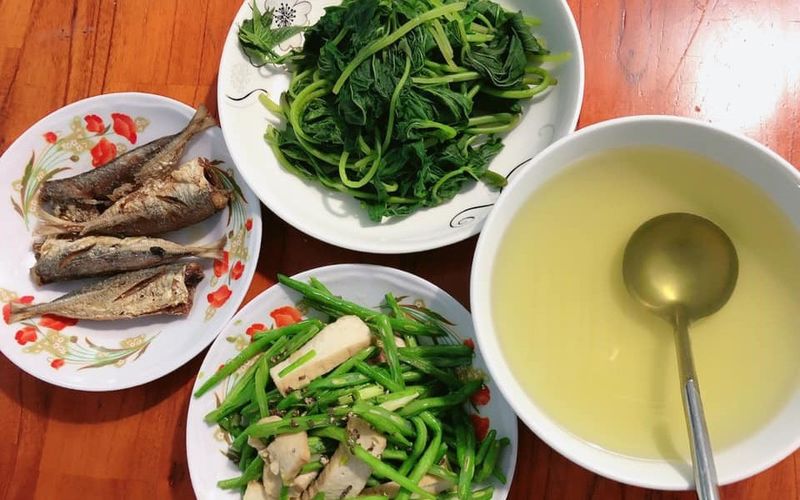 Nhói lòng bữa cơm ba mẹ: Có con ắp thức ăn, không con cơm chan canh