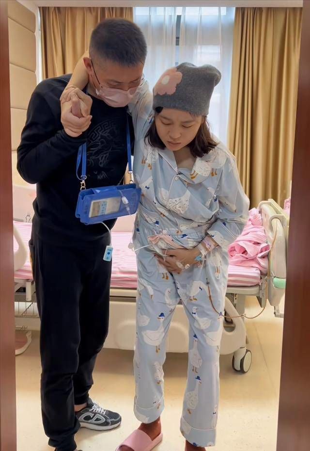Vợ bầu sinh mổ lần 3, chồng có tâm túc trực để dìu từng bước một