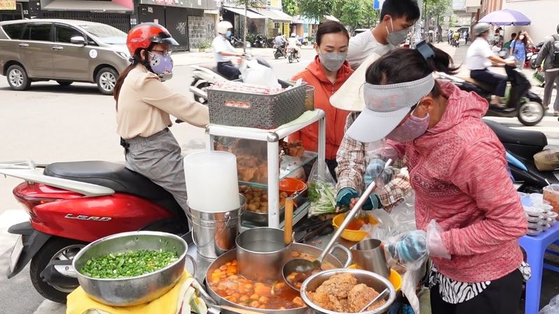 Xe bún riêu vỉa hè siêu hút khách, bà chủ tự tin ngon nhất Sài Gòn