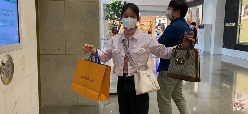 Bạn thân mới của Bà Nhân: Mẹ 2 con đẹp mặn mà, kiếm bạc tỷ mỗi năm