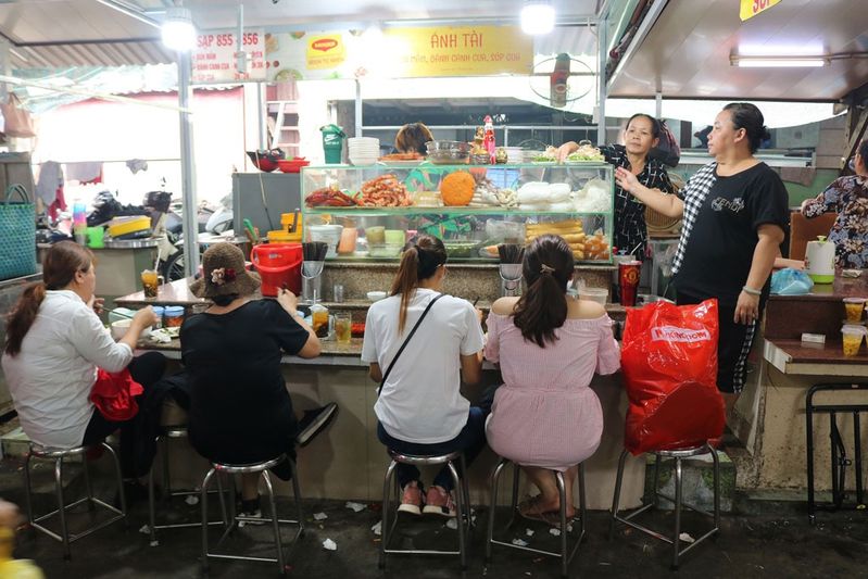 Ghé chợ Bà Chiểu ăn bún mắm miền Tây: Tô chỉ 45k mà cái gì cũng có