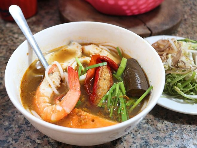 Ghé chợ Bà Chiểu ăn bún mắm miền Tây: Tô chỉ 45k mà cái gì cũng có