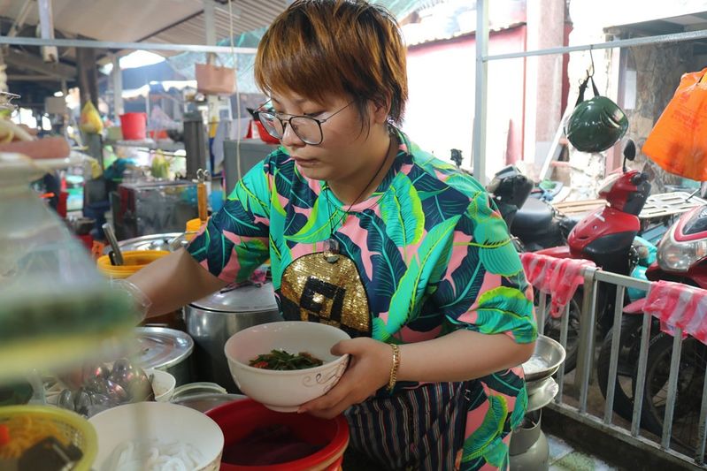 Ghé chợ Bà Chiểu ăn bún mắm miền Tây: Tô chỉ 45k mà cái gì cũng có