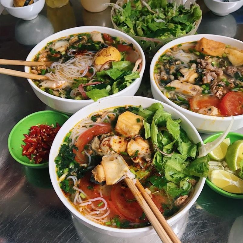 Bún ốc núp ngõ Hà Nội: Tuổi đời hơn 40 năm, có tóp mỡ ăn là dính