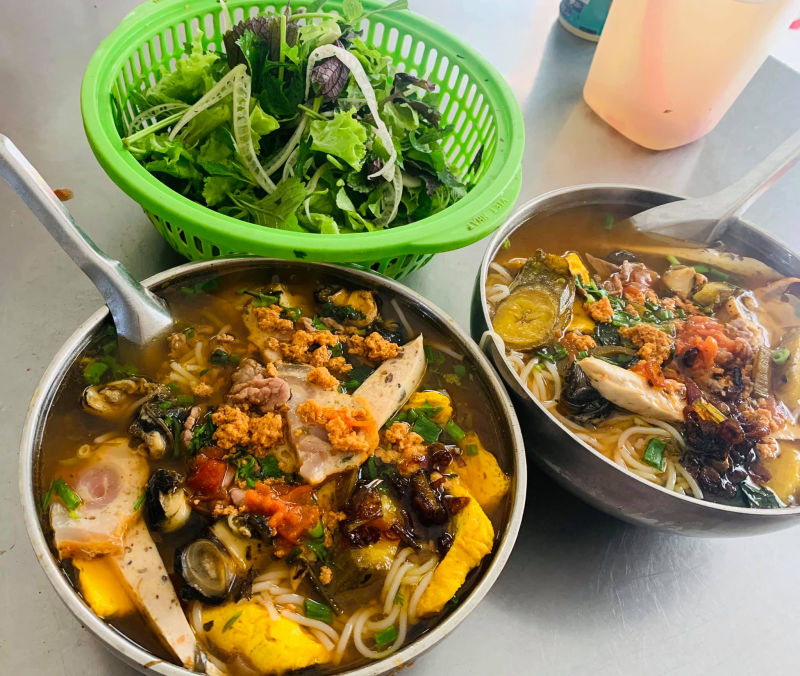 Bún ốc núp ngõ Hà Nội: Tuổi đời hơn 40 năm, có tóp mỡ ăn là dính
