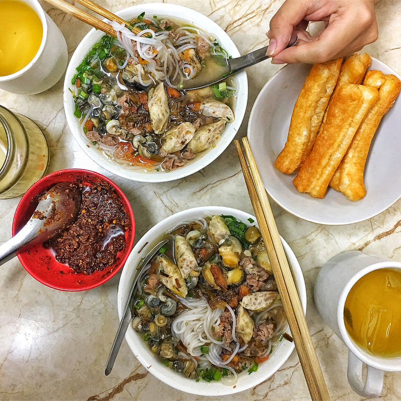 Bún ốc núp ngõ Hà Nội: Tuổi đời hơn 40 năm, có tóp mỡ ăn là dính
