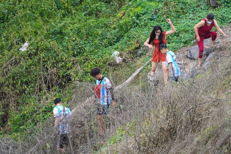 Người dân từ Bắc chí Nam đổ xô đi hành hương ngày mùng 4 Tết