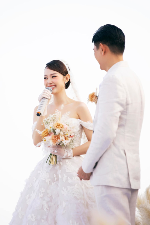 Minh Hằng đầy rạng rỡ, khoe vẻ đẹp trong veo khi kết hôn cùng chồng doanh nhân. (Ảnh: FB Minh Hằng) Minh Hằng đầy rạng rỡ, khoe vẻ đẹp trong veo khi kết hôn cùng chồng doanh nhân. (Ảnh: FB Minh Hằng) - Tin sao Viet - Tin tuc sao Viet - Scandal sao Viet - Tin tuc cua Sao - Tin cua Sao