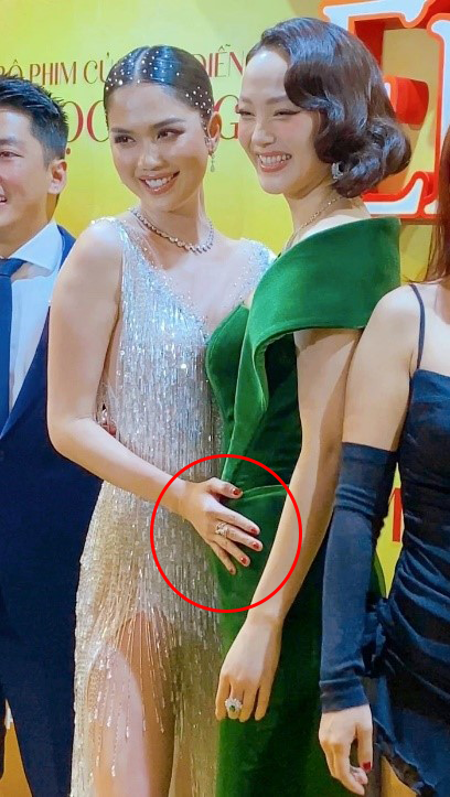 Minh Hằng bị soi bụng to trong góc chụp nghiêng. (Ảnh: saostar) Minh Hằng bị soi bụng to trong góc chụp nghiêng. (Ảnh: saostar) - Tin sao Viet - Tin tuc sao Viet - Scandal sao Viet - Tin tuc cua Sao - Tin cua Sao