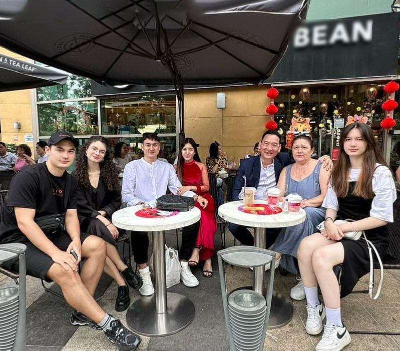 Đặng Văn Lâm khoe ảnh đầy đủ gia đình cùng đi chơi với nhau. (Ảnh: FB Dang Van Lam)
Đặng Văn Lâm khoe ảnh đầy đủ gia đình cùng đi chơi với nhau. (Ảnh: FB Dang Van Lam)