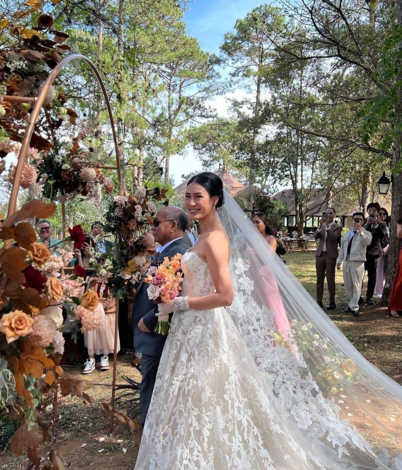Kathy Uyên được bố dắt tay lên lễ đường. (Ảnh: IG @diemmyvu) Kathy Uyên được bố dắt tay lên lễ đường. (Ảnh: IG @diemmyvu)
