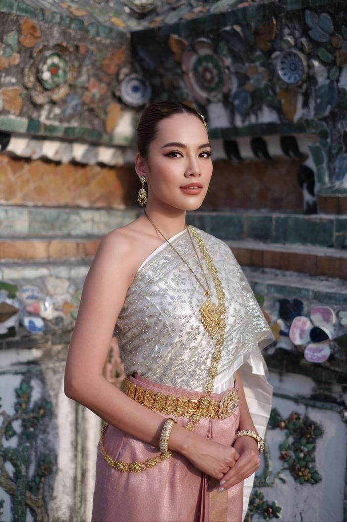 Với lệ thế vóc dáng chuẩn và những đường nét thanh tú trên khuôn mặt, không khó để Lê Hoàng Phương thống trị những set đồ như thế này. Cô trở tài bắn ảnh sương sương nhưng cũng rất gì và này nọ.