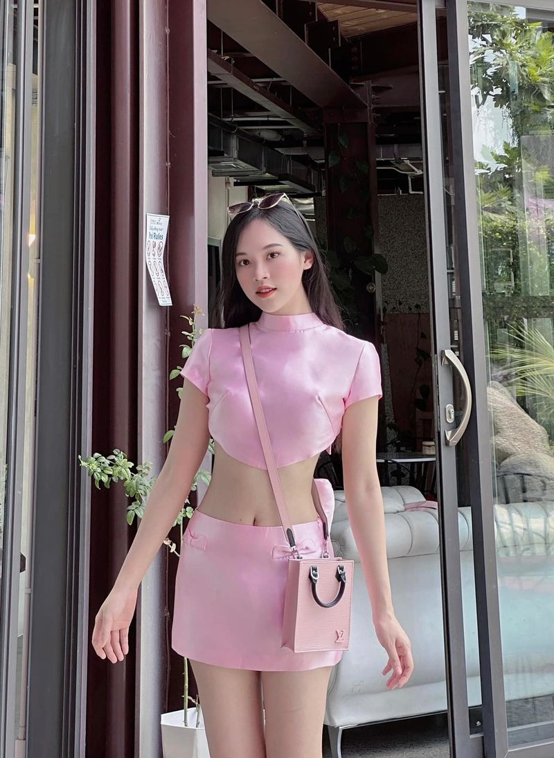 Nước da trắng cùng vòng eo thon gọn giúp cô ghi điểm trong bộ cánh này. (Ảnh: FB Trịnh Thùy Linh)
Nước da trắng cùng vòng eo thon gọn giúp cô ghi điểm trong bộ cánh này. (Ảnh: FB Trịnh Thùy Linh)