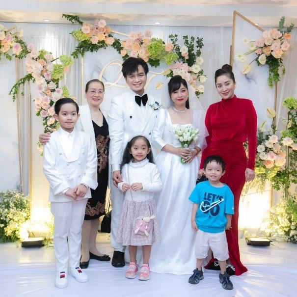 Khánh Thi vác bụng bầu đi ăn cưới, lên đồ lấn lướt cô dâu - Hình 3