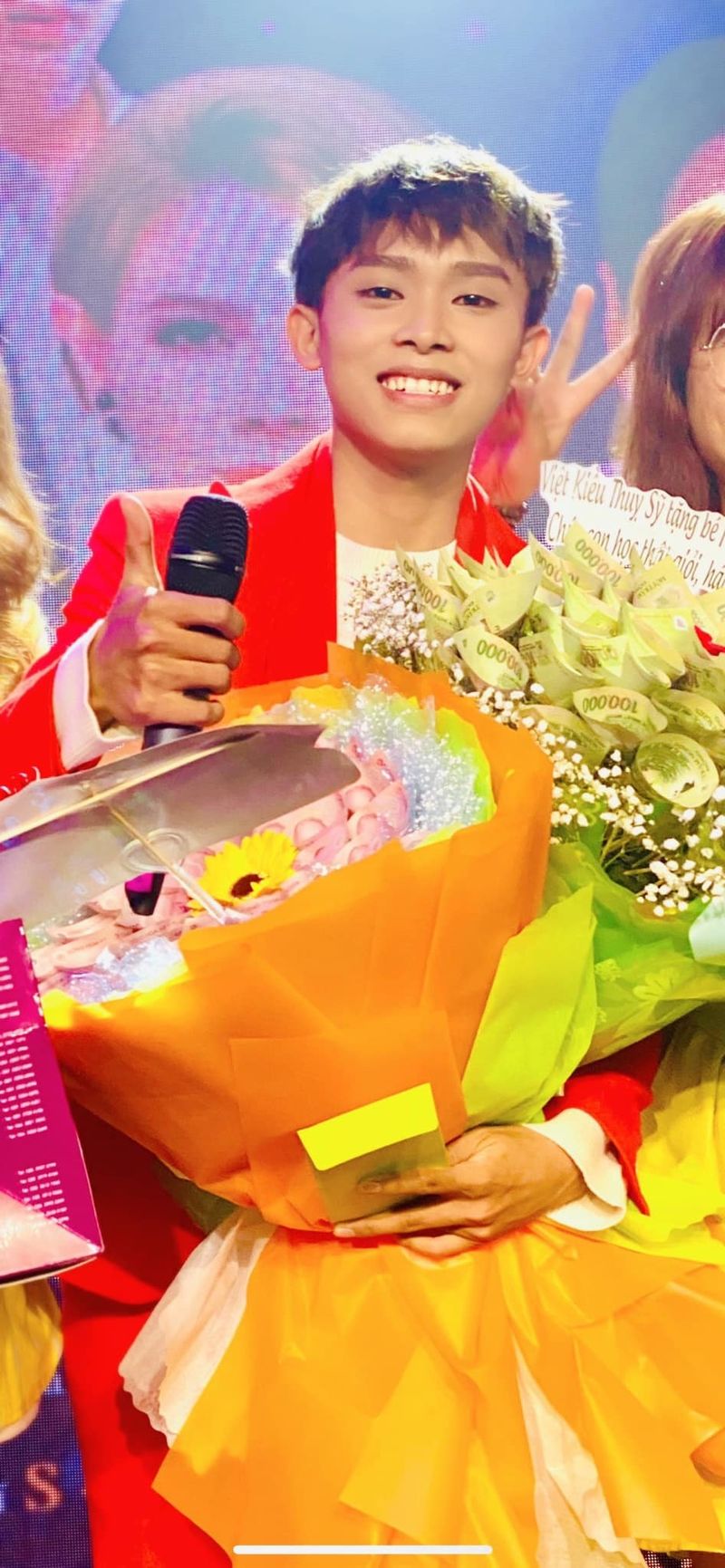 Nam ca sĩ đang ôm bó "hoa tiền" do 1 fan Việt kiều ở Thụy Sĩ gửi tặng. (Ảnh: FC Hồ Văn Cường)
Nam ca sĩ đang ôm bó "hoa tiền" do 1 fan Việt kiều ở Thụy Sĩ gửi tặng. (Ảnh: FC Hồ Văn Cường) - Tin sao Viet - Tin tuc sao Viet - Scandal sao Viet - Tin tuc cua Sao - Tin cua Sao