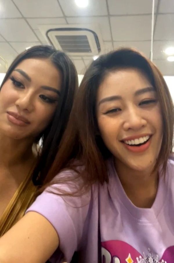 Hai nàng hậu livestream xóa bỏ tin đồn nghỉ chơi. (Ảnh: FB Nguyễn Trần Khánh Vân)
Hai nàng hậu livestream xóa bỏ tin đồn nghỉ chơi. (Ảnh: FB Nguyễn Trần Khánh Vân) - Tin sao Viet - Tin tuc sao Viet - Scandal sao Viet - Tin tuc cua Sao - Tin cua Sao