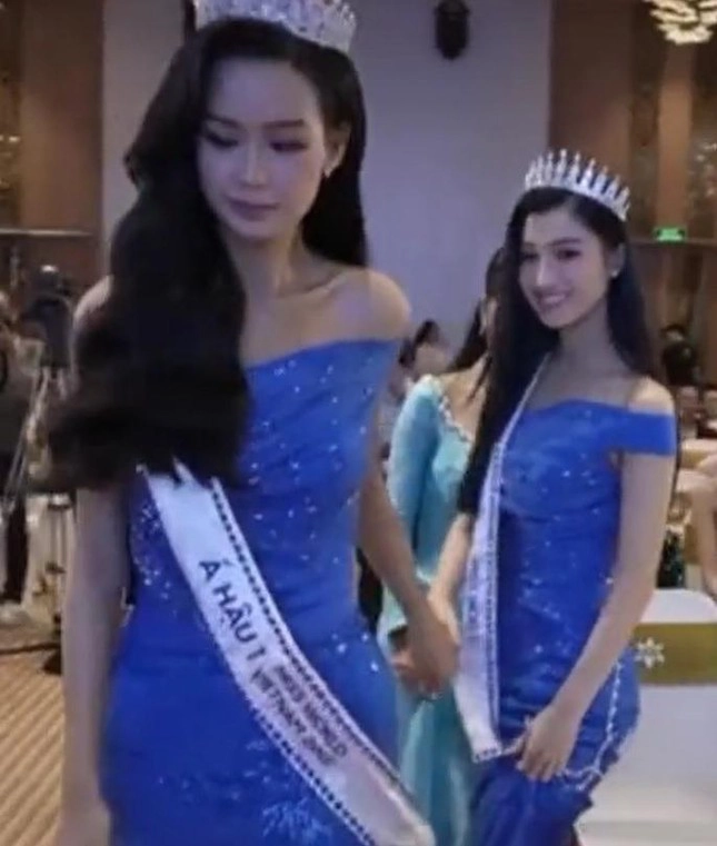 "Ô tê pê" mới làng Hoa hậu: "Khủng long" Bảo Ngọc và "Thần tiên tỉ tỉ" Phương Nhi ảnh 1
