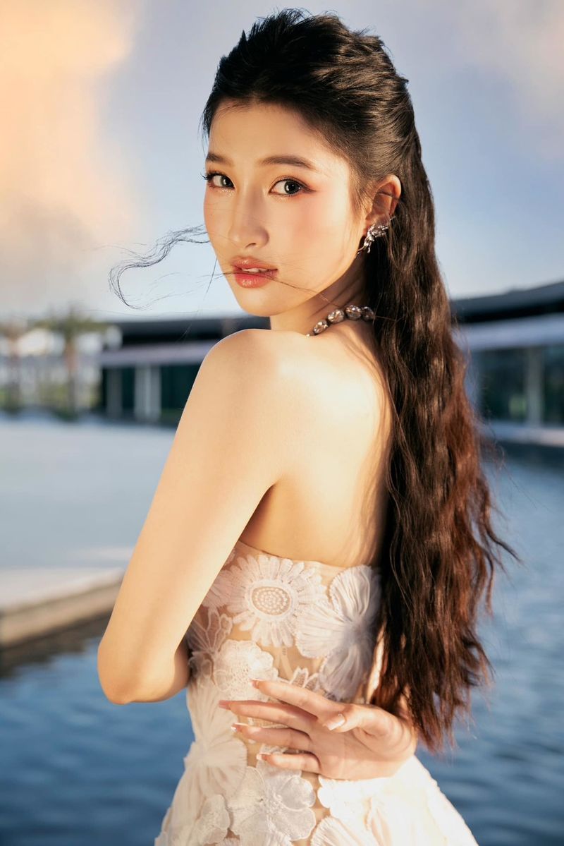 Vẻ đẹp trong trẻo, ngọt ngào của nàng hậu được nhận xét khá phù hợp với tiêu chí của MI. (Ảnh: FB Nguyễn Phương Nhi)
Vẻ đẹp trong trẻo, ngọt ngào của nàng hậu được nhận xét khá phù hợp với tiêu chí của MI. (Ảnh: FB Nguyễn Phương Nhi)