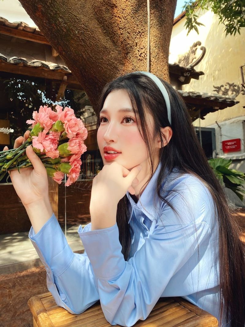 Cô ghi điểm bởi đường nét gương mặt hài hòa và thần sắc tươi tắn. (Ảnh: FB Nguyễn Phương Nhi)
Cô ghi điểm bởi đường nét gương mặt hài hòa và thần sắc tươi tắn. (Ảnh: FB Nguyễn Phương Nhi)