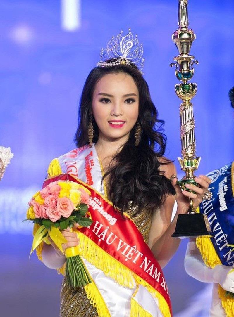 Nàng hậu từng vướng tin đồn bị BTC chèn ép nên mất đi cơ hội đại diện Việt Nam ở những đấu trường lớn. (Ảnh: Lao Động)
Nàng hậu từng vướng tin đồn bị BTC chèn ép nên mất đi cơ hội đại diện Việt Nam ở những đấu trường lớn. (Ảnh: Lao Động)