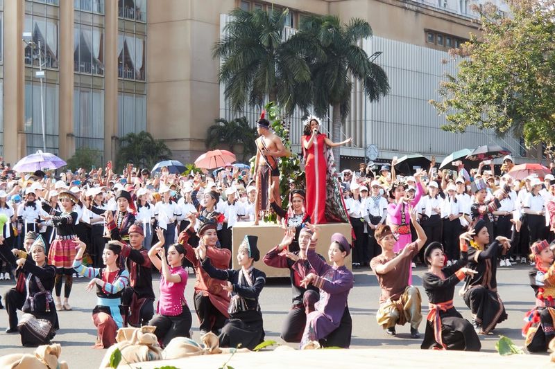 Khung cảnh diễu hành "nổi da gà" trong sự kiện vừa qua của H'Hen Niê. (Ảnh: FB H'Hen Niê)
Khung cảnh diễu hành "nổi da gà" trong sự kiện vừa qua của H'Hen Niê. (Ảnh: FB H'Hen Niê)