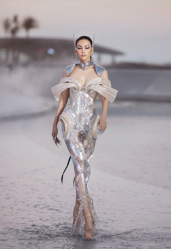 NTK Chung Thanh Phong trở thành "người dịch chuyển thời gian” trong Fashion Voyage 5 ảnh 6