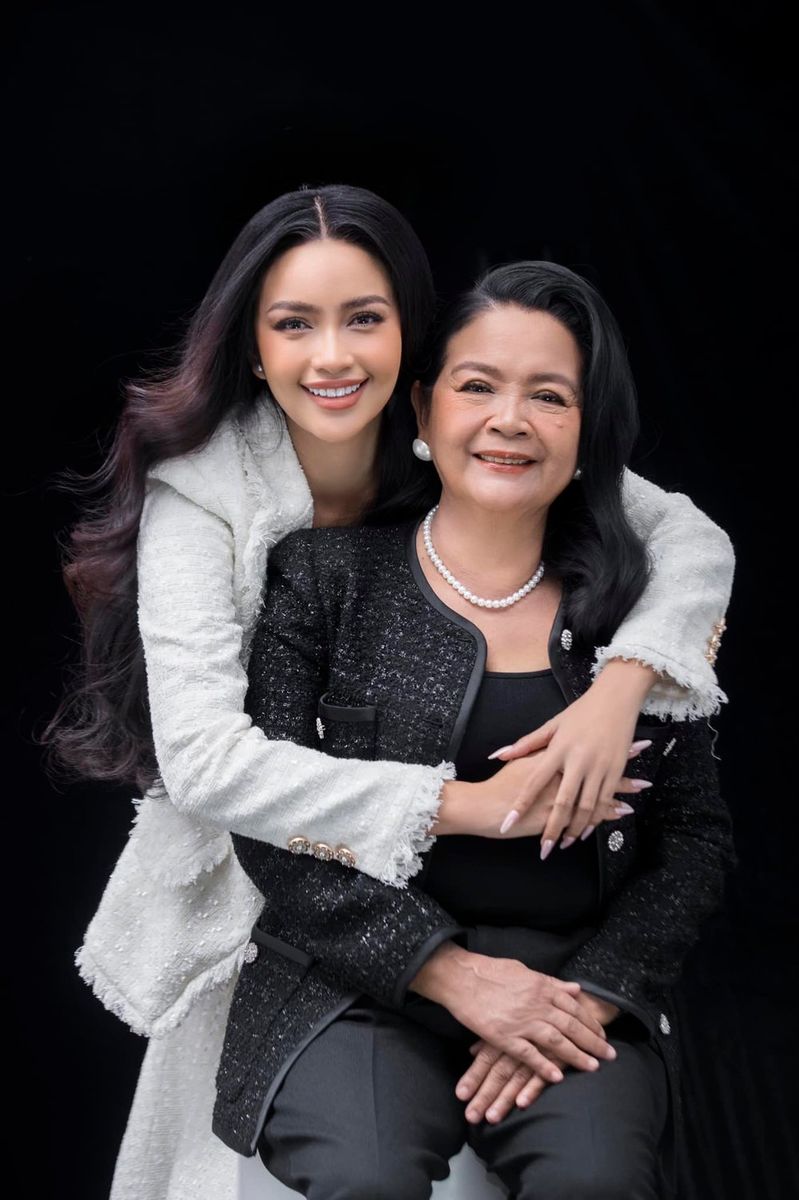 Trang phục đồng điệu, vừa hợp thời trang vừa sang trọng của cả hai khiến dân tình thích thú. (Ảnh: FB Nguyễn Thị Ngọc Châu)
Trang phục đồng điệu, vừa hợp thời trang vừa sang trọng của cả hai khiến dân tình thích thú. (Ảnh: FB Nguyễn Thị Ngọc Châu)