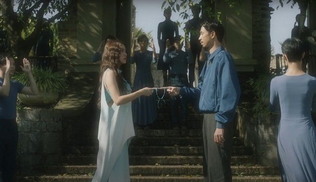Hoàng Thuỳ Linh 'kết đôi' cùng Đen Vâu trong MV 'Miền đất hứa'