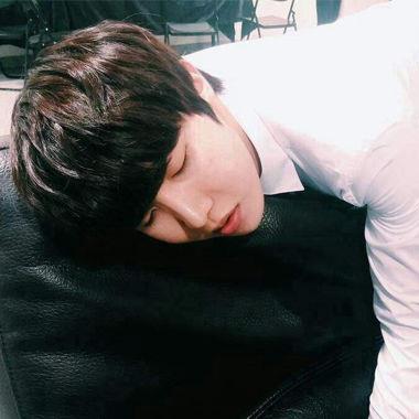Loạt thói quen “khó đỡ” nhất của sao Kpop khiến fan thích thú