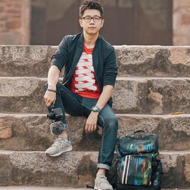 Chị em “đứng ngồi không yên” trước tác giả của bức ảnh “Cầu tay vàng” gây xôn xao thế giới
