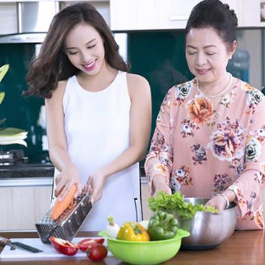 Mách bạn gái 5 tuyệt chiêu, mẹ của người yêu khó tính đến mấy cũng phải mê