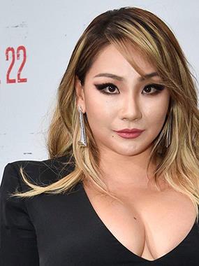CL (2NE1) gây tranh cãi khi ăn diện hở hang khoe ngực khủng tại sự kiện