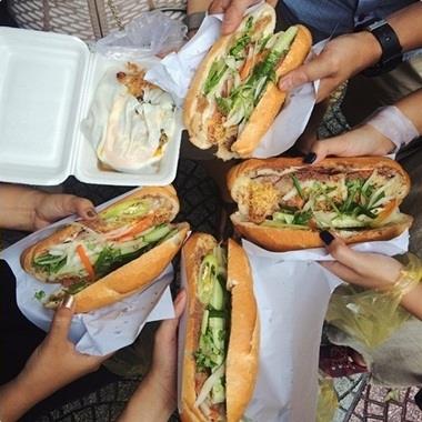 Người Sài Gòn xếp hàng dài chờ mua ổ bánh mì siêu ngon, “ăn một lần là ghiền”