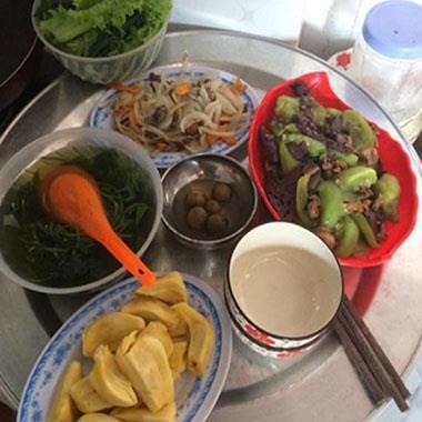 Khoe mâm cơm 40k, mẹ trẻ được CĐM khen “nức mũi” cho đến khi biết được sự thật