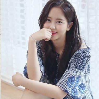 Kỷ niệm 10 năm gia nhập làng giải trí, Kim So Hyun tự tay viết tâm thư gửi tặng cảm ơn fan